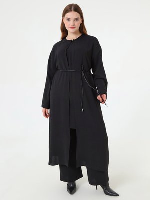 Siyah Deri Kemer Detaylı Bluz & Pantolon Kap Üçlü Büyük Beden Takım Siyah Deri Kemer Detaylı Bluz & Pantolon Kap Üçlü Büyük Beden Takım