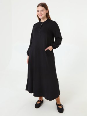 Siyah Yumuşak Tuşeli Çıtçıt Detaylı Büyük Beden Elbise