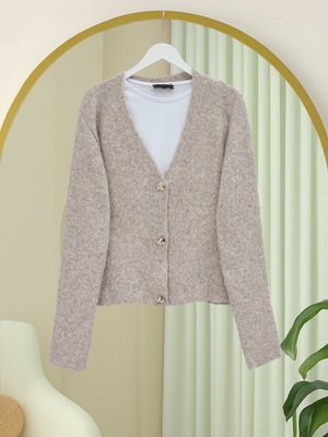 Taş Önü Düğmeli Yumoş Triko Hırka