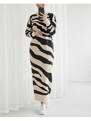 Taş Yırtmaçlı Desenli Triko Elbise