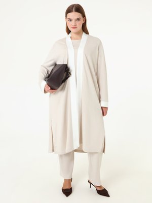 Yumuşak Tuşeli Kontras Renkli Bluz & Pantolon Kimono Büyük Beden Takım Tas Ekru Yumuşak Tuşeli Kontras Renkli Bluz & Pantolon Kimono Büyük Beden Takım Tas Ekru