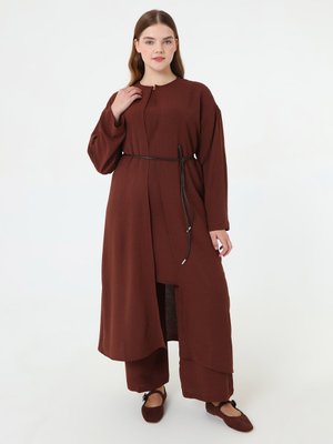 Deri Kemer Detaylı Bluz & Pantolon Kap Üçlü Büyük Beden Takım Kahverengi Deri Kemer Detaylı Bluz & Pantolon Kap Üçlü Büyük Beden Takım Kahverengi