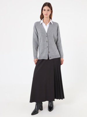 Gri V Yaka Kemik Düğme Detaylı Triko Hırka