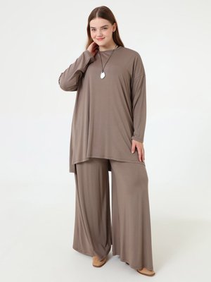 Vizon Doğal Kumaşlı Rahat Kalıp Tunik & Pantolon Büyük Beden Takım Vizon Doğal Kumaşlı Rahat Kalıp Tunik & Pantolon Büyük Beden Takım