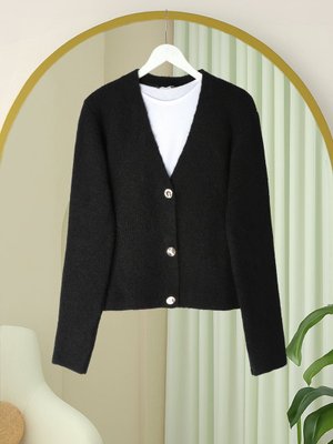 Siyah Önü Düğmeli Yumoş Triko Hırka