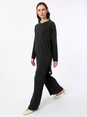 Siyah Sandy Kumaş Pliseli Takım