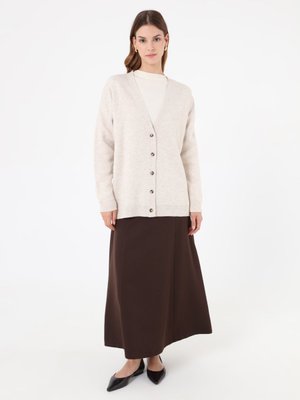 Krem V Yaka Kemik Düğme Detaylı Triko Hırka