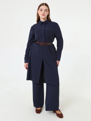 Lacivert Yarın Patlı Uzun Tunik & Pantolon Büyük Beden Takım Lacivert Yarın Patlı Uzun Tunik & Pantolon Büyük Beden Takım