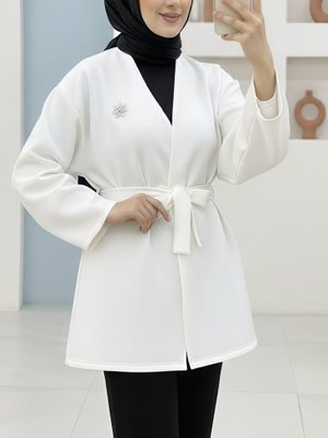 Beyaz Broş Detaylı Beli Kuşaklı Scuba Ceket