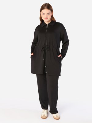 Siyah Yumuşak Tuşeli Fermuarlı Beli Kordon Detaylı Tunik & Pantolon Büyük Beden Takım Siyah Yumuşak Tuşeli Fermuarlı Beli Kordon Detaylı Tunik & Pantolon Büyük Beden Takım