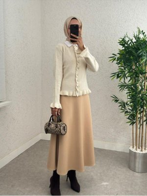 Taş Düğmeli Önü Ve Eteği Fırfırlı Hırka