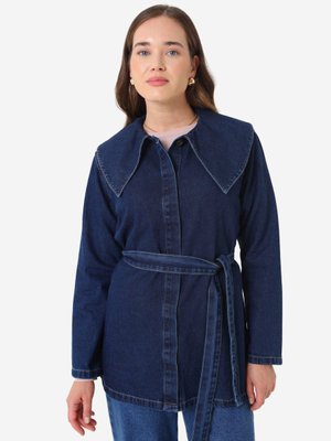 Acik Lacivert Geniş Yaka Detaylı Kemerli Denim Ceket