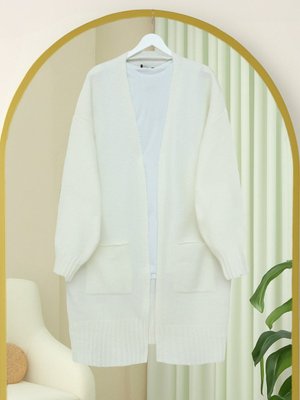 Beyaz Çift Cepli Yırtmaçlı Yumoş Hırka