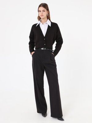 Siyah V Yaka Kemik Düğme Detaylı Triko Hırka