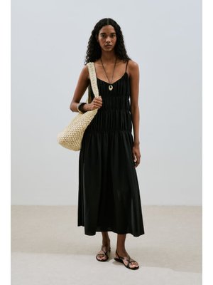 Siyah Dokulu Büzgü Detaylı Elbise