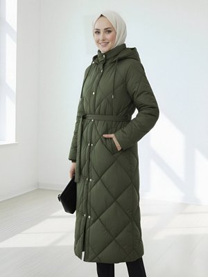 Haki Beli Kemerli Önü Çıtçıtlı Kapüşonlu Astarlı Uzun Kapitone Mont