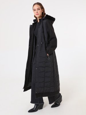 Siyah Kapüşonlu Beli Tünel Detaylı Uzun Şişme Mont