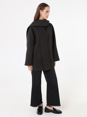 Siyah Atkı Detaylı Kaşe Kaban