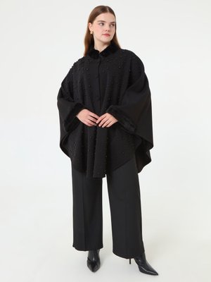 Siyah Kolları Ve Yakası Kürk Detaylı İncili Pelerin Panço