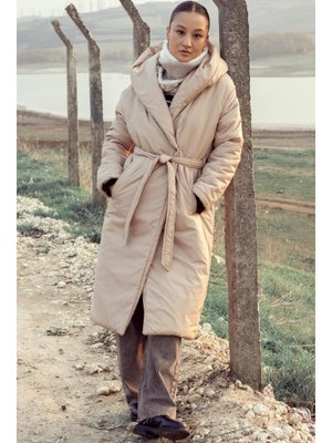 Bej Kapüşonlu Çıt Kapamalı Elyaflı Uzun Mont