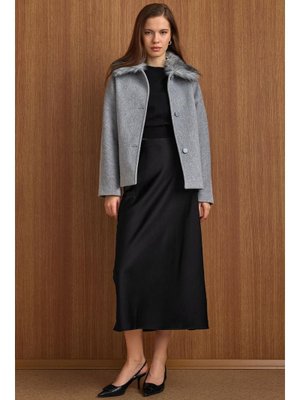 Açık Gri Yakası Çıkabilen Kürklü Kısa Kaban