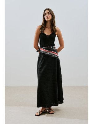 Siyah Nakışlı Midi Etek