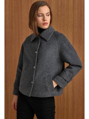 Koyu Gri Çıt Kapamalı Pat Detaylı Kısa Kaban