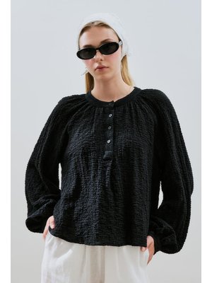 Siyah Dokulu Yakası Düğmeli Bluz