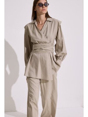 Bej Bağlama Detaylı Kruvaze Gömlek