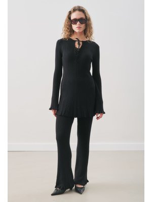 Siyah Volanlı Lastik Örgü Tunik