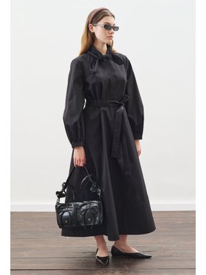 Siyah Yakası Bağlama Detaylı Elbise