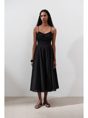 Siyah Büzgü Detaylı Askılı Elbise