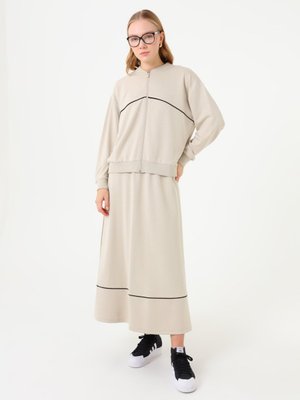 Taş Rengi Çizgi Detaylı Fermuarlı Sweatshirt Ve Uzun Etek Takım