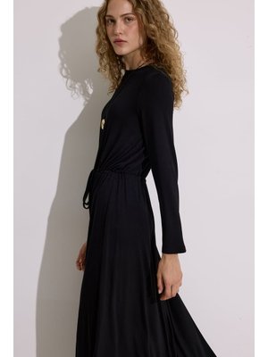 Siyah Dökümlü Uzun Kol Elbise
