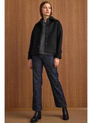 Siyah Çıt Kapamalı Pat Detaylı Kısa Kaban