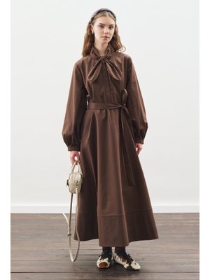 Kahverengi Yakası Bağlama Detaylı Elbise