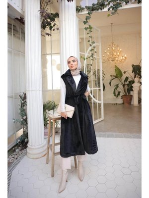 Siyah Belden Bağcıklı Kolsuz Uzun Kürk Yelek