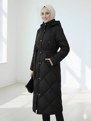 Siyah Beli Kemerli Önü Çıtçıtlı Kapüşonlu Astarlı Uzun Kapitone Mont