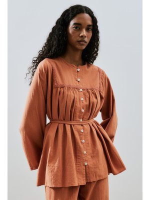 Tarçın Dokulu İşlemeli Gömlek