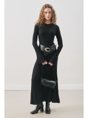 Siyah Kloş Etekli Lastik Örgü Elbise