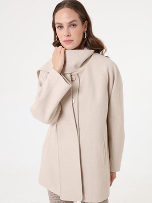 Bej Atkı Detaylı Kaban