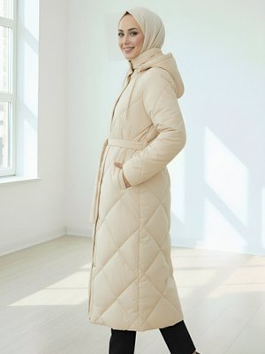 Taş Beli Kemerli Önü Çıtçıtlı Kapüşonlu Astarlı Uzun Kapitone Mont