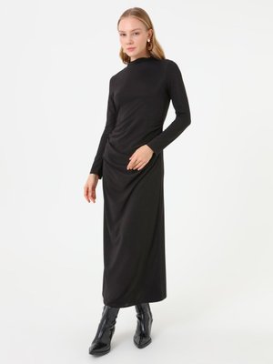 Siyah Drapeli Detaylı Elbise