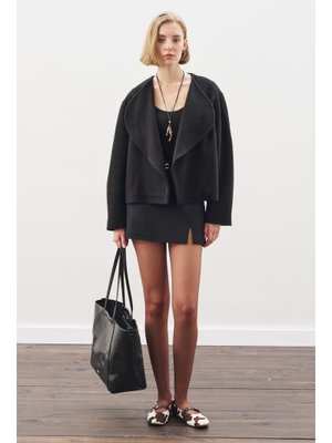 Siyah Yünlü Kısa Ceket