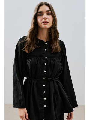 Siyah Dokulu İşlemeli Gömlek