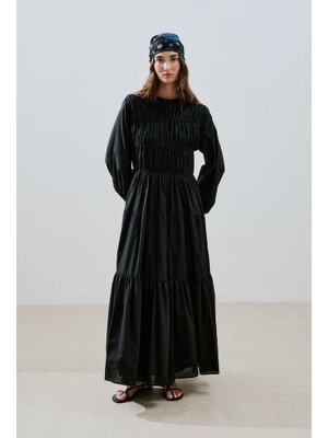 Siyah Büzgülü Uzun Kol Elbise