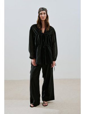 Siyah Büzgülü Bağlamalı Bluz