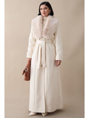 Yakası Kürklü Astarlı Kuşaklı Ekru Kaşe Kaban