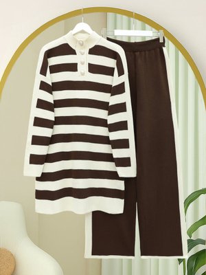 Kahve Yarım Boğazlı Yakası Düğmeli Kalın Çizgili Triko Takım