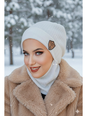 Kırık Beyaz Fitilli Armalı Maskeli Bere